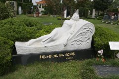 南宫电子游戏碑雕名人堂 | 阮玲玉留想碑的石雕艺术