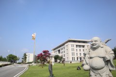 走进汗青，感触名人魅力|品尝名人雕塑的怪异韵味